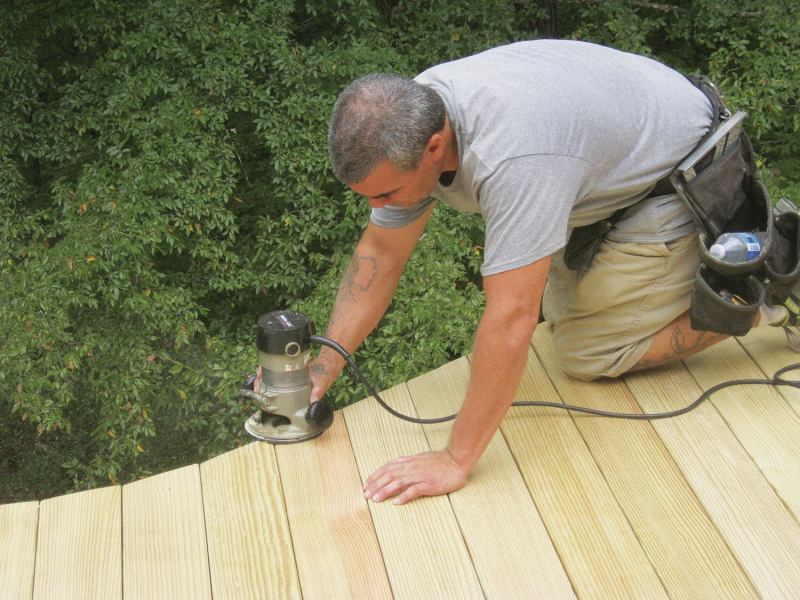 Easing the edges and ends of the decking with a 1/2-inch-diameter round-over bit helps prevent splinters from forming, while a final sanding removes mill marks. As soon as possible after completion, the author will seal the deck with a penetrating stain or water-repellent finish.