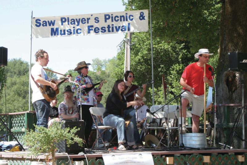 Saw players cut loose at an annual get-together in Felton, Calif.