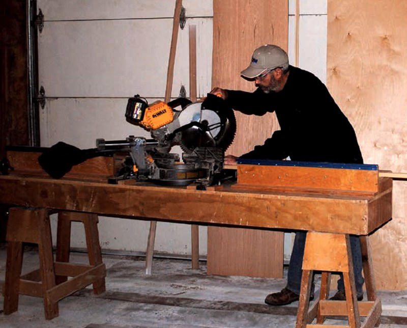 The miter-saw stand sits on a pair of mini-sawhorses and hasthree basic parts: a platform for the saw to sit on, left and rightwings for supporting the workpiece, and a fence for the work tosit against.