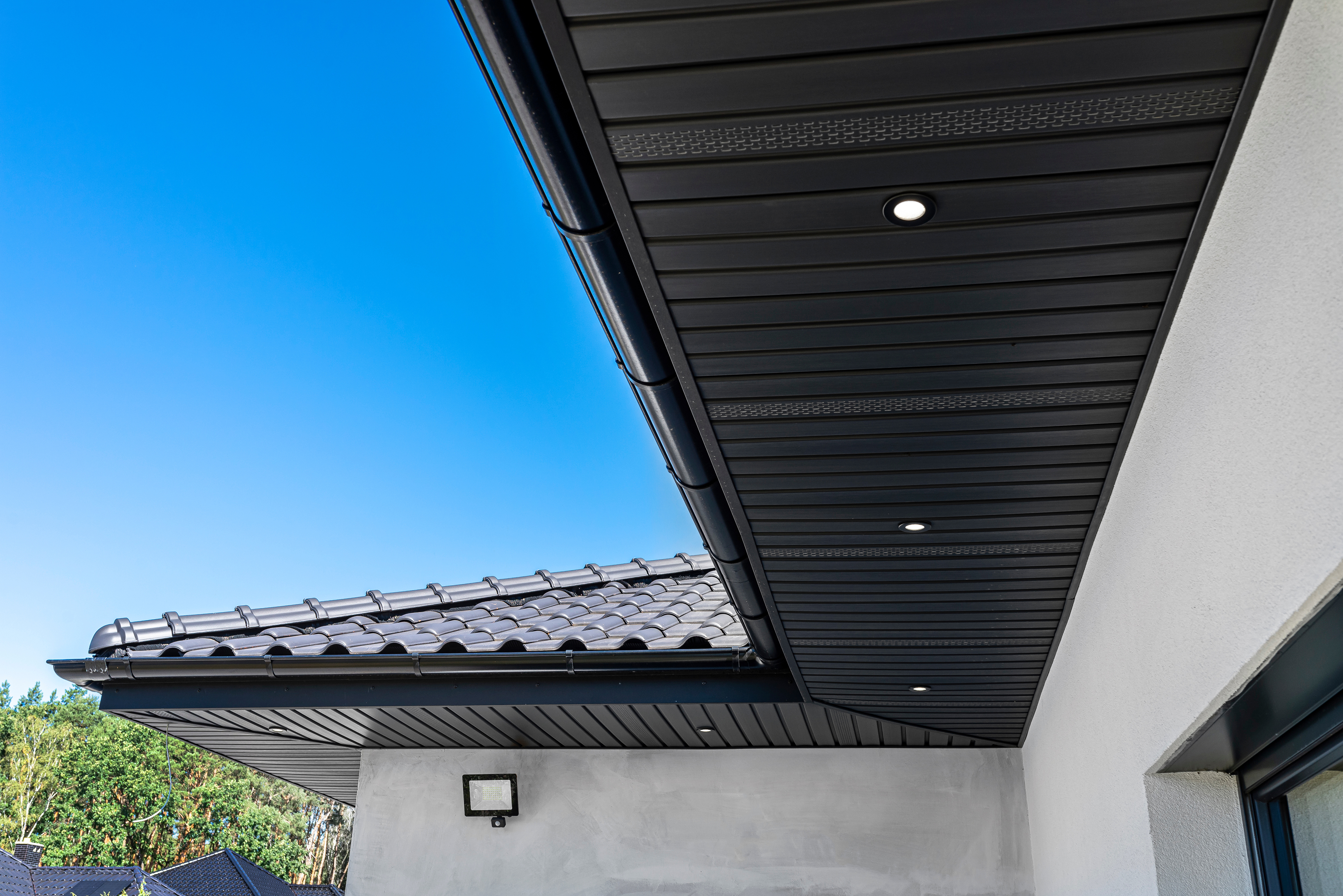 Installing Can Lights in an Eaves Soffit, image size:4000x2670