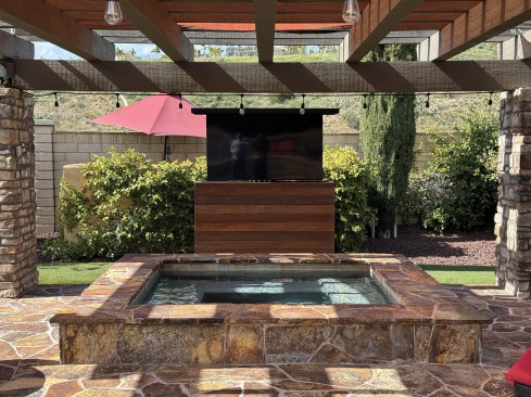 Cabinet Tronix outdoor TV-lift cabinet