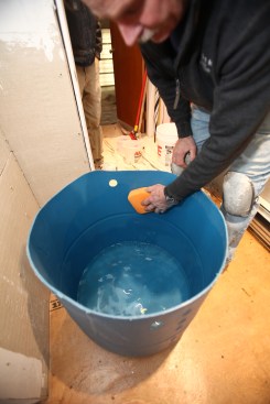 The manufacturer requires that the inside of the mixing bucket be rinsed thoroughly to prevent the plastic from absorbing liquid from the mix. 