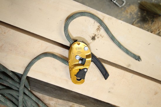 If a fall occurs, it locks in position instantly. The RIG device at the bottom allows the worker to lock himself in position and lean against the rope for working with both hands free.