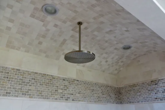 … although gaps can occur where the light trims meet the curved ceiling, so they have to be properly sealed.