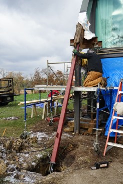 The bottom end of the diagonal column has been cut to length and welded to the end cap on the pier. 