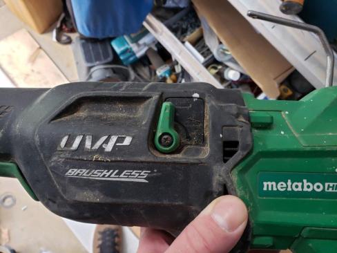 The saw has a brushless motor, and can be switched between straight and orbital cutting modes.