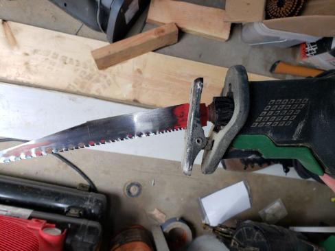 While the blade lock mechanism on the saw doesn't require a hex key, the author found changing blades to be tricky.