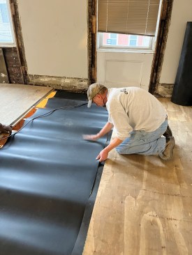 Laying the product to align each other, the sheets abut each other at the edges.