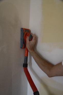 The Flex Air head equipped with the hand-base attaches to a hose and vacuum for dustless detail sainding and is ideal for corners.