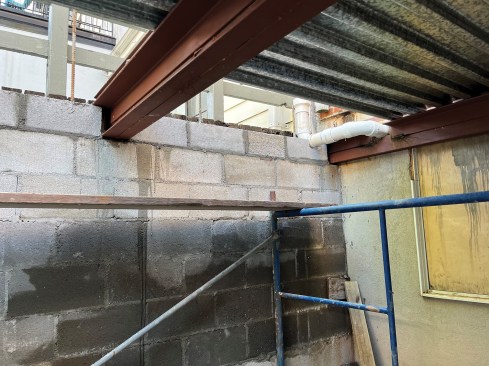 Blocks are fitted around the beam ends to form pockets.