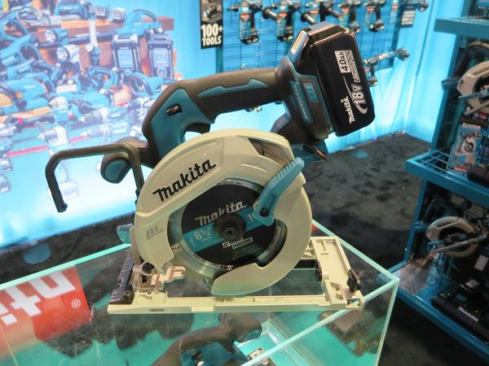 The XSH03M is a new 6 1/2-inch saw from Makita that will come out early next year. It’s intended to replace the BSS610, which was included in a
tool test we did in 2012. The most obvious upgrade to the new model is the big folding rafter hook. More on this tool when we know more about it.