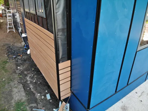 In the open-joint area, the exterior cladding is made of various widths of TimberTech Azek decking installed with Cortex screws and trimmed at the perimeter with XtremeTrim—a powder-coated aluminum extrusion made by Tamlyn. Behind the cladding, the author used Benjamin-Obdyke’s Batten UV and InvisiWrap UV—a flat-black rainscreen system that is designed to disappear behind the open joints.