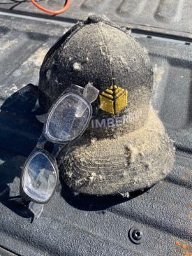 In an open-blow scenario, there’s plenty of airborne dust, but the chunkier nature of the fiber makes heavier particles fall out of the air more quickly than cellulose particles do. This means the dust doesn’t build up into the impenetrable, blinding cloud that we can get with cellulose. 