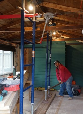 To lift the ridge and pull in the outer walls, Toby Bonilla raises the shoring, while tension is kept on a come-along attached to the top plates. 
