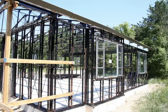 The factory-welded double-stud wall framing was reinforced by lightweight diagonal bracing rods. Relatively well insulated for their day, the houses had 6 inches of loose mineral wool in the attic plus an inch of sheet material inside the walls.
