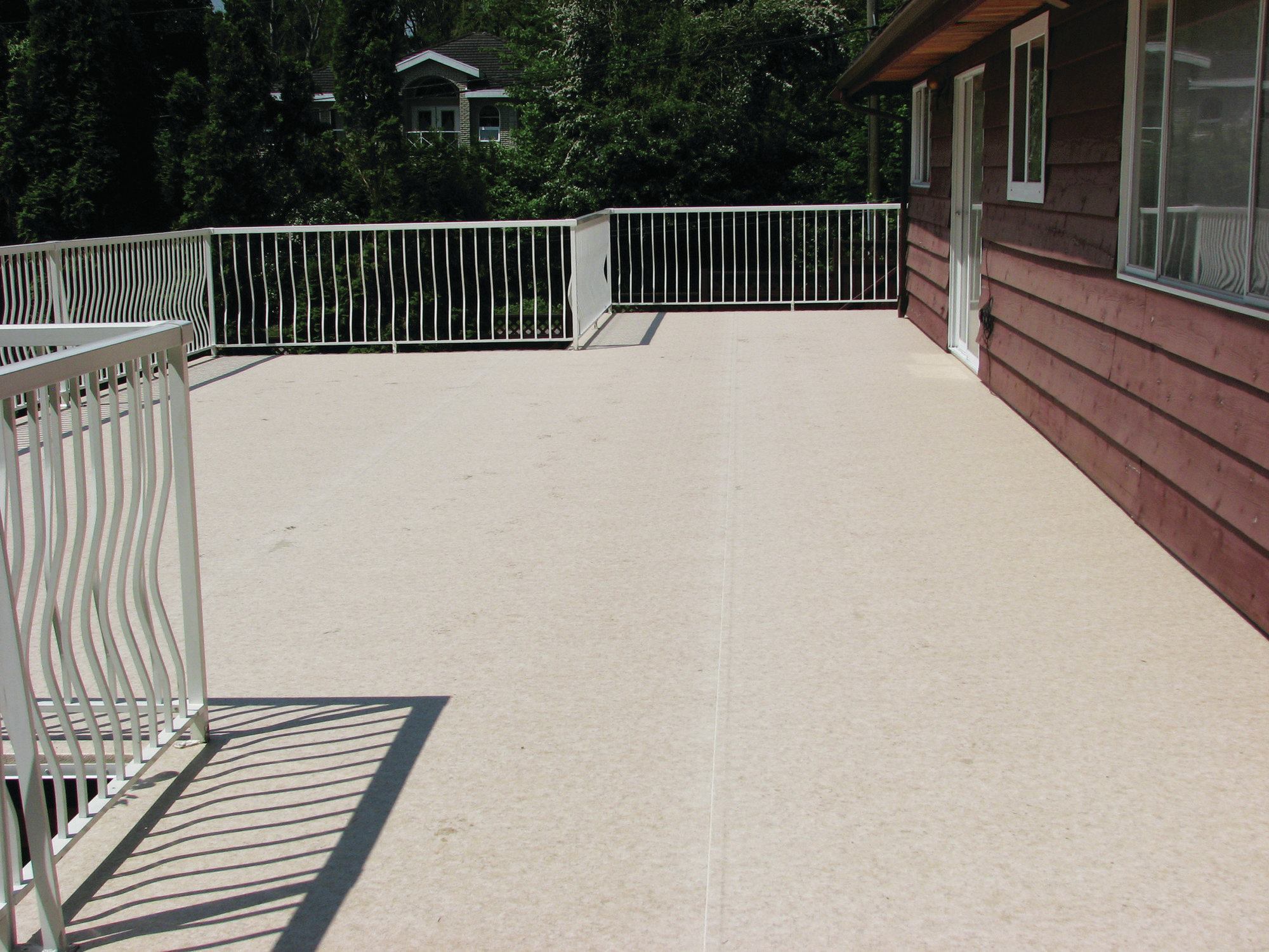 When sections of vinyl membrane are heat-welded together, the seams are clearly visible. 