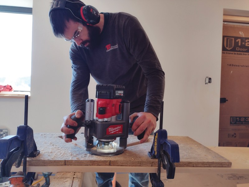 With comfortable handles and good balance, the Milwaukee Fuel 18-volt router proved easy to control in demanding hardwood.